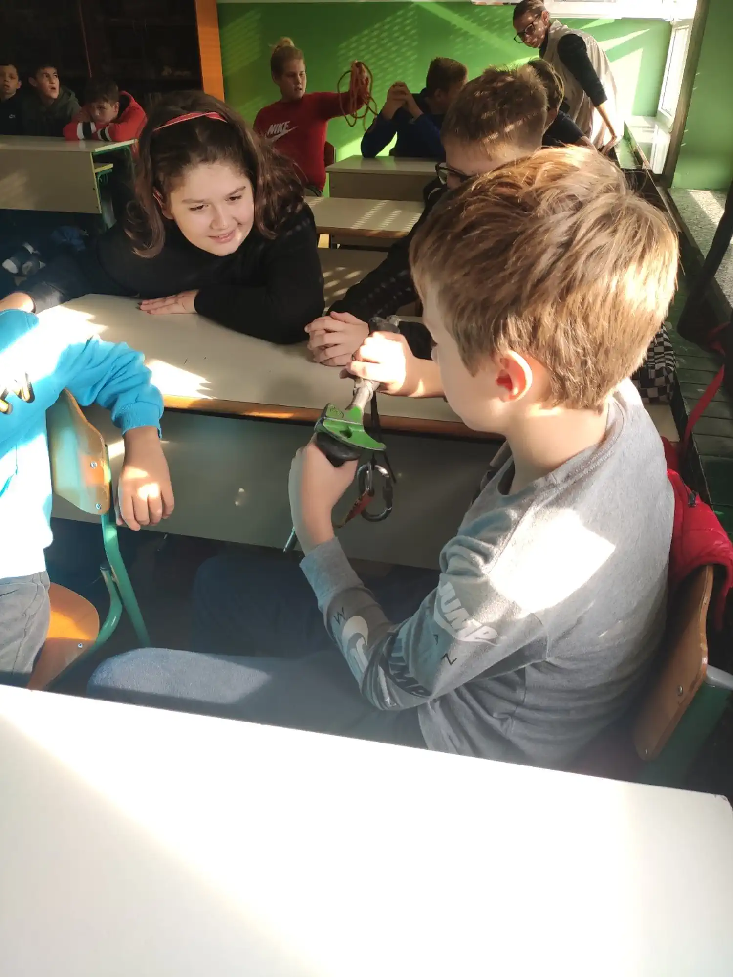 OŠ NEDELIŠĆE Učenici saznali više o speleologiji na predavanju Nikole Pongraca (3) OŠ NEDELIŠĆE Učenici saznali više o speleologiji na predavanju Nikole Pongraca (3)