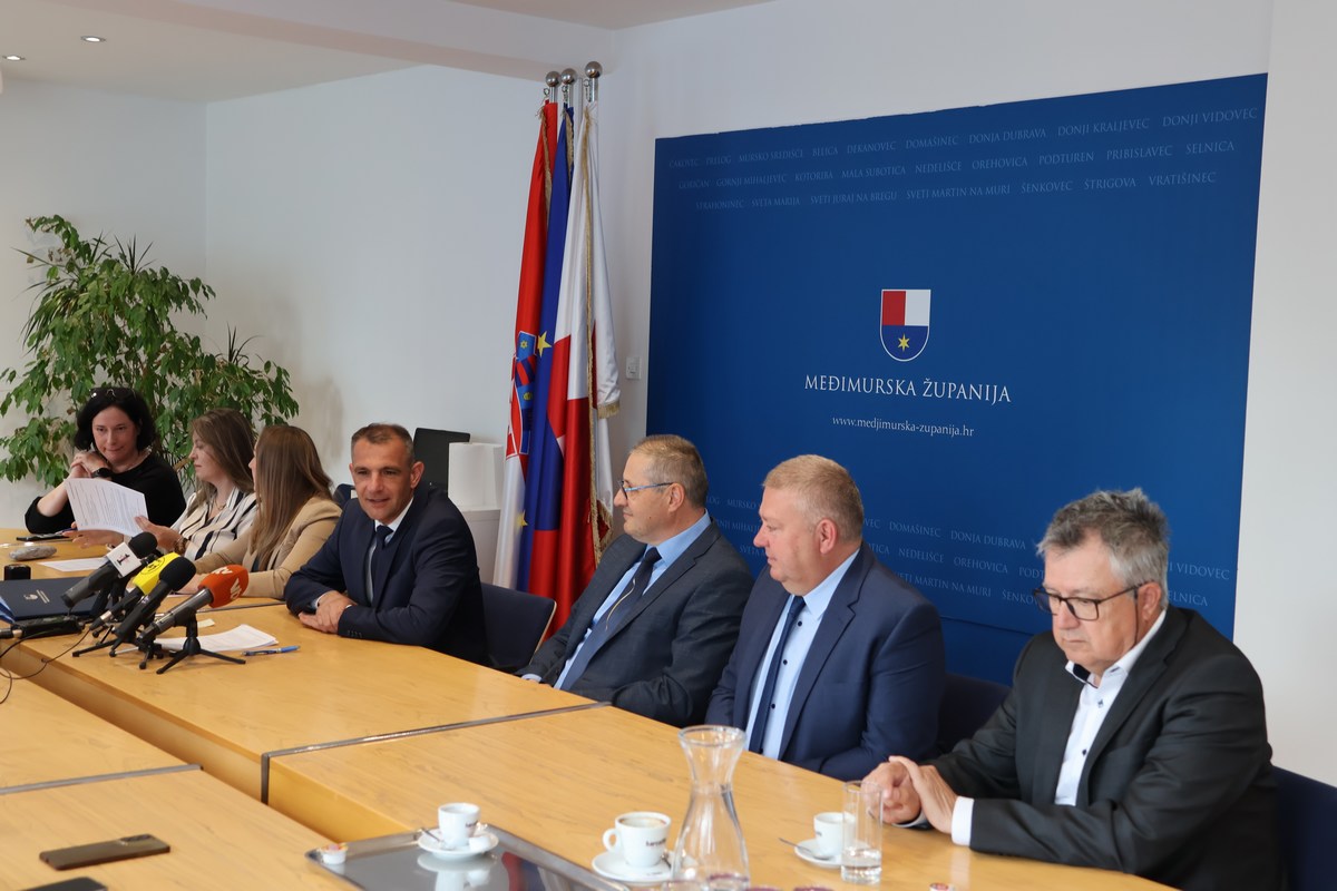OSNOVNA ŠKOLA STRAHONINEC potpis ugovora za nadogradnju (2) OSNOVNA ŠKOLA STRAHONINEC potpis ugovora za nadogradnju (2)