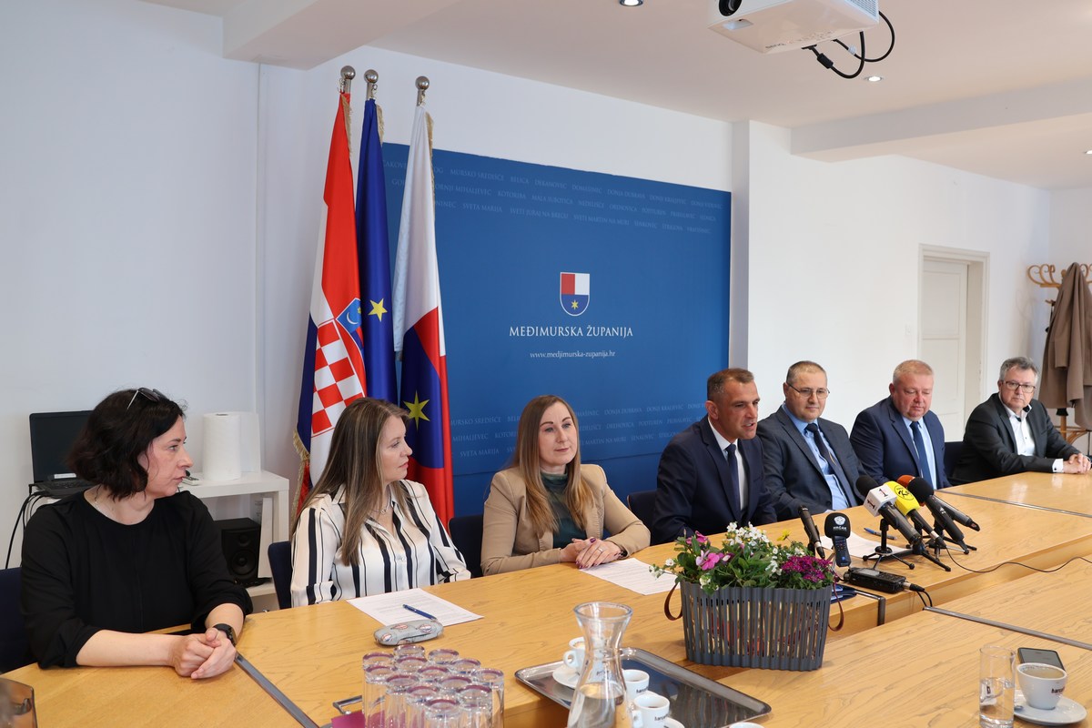 OSNOVNA ŠKOLA STRAHONINEC potpis ugovora za nadogradnju (4) OSNOVNA ŠKOLA STRAHONINEC potpis ugovora za nadogradnju (4)