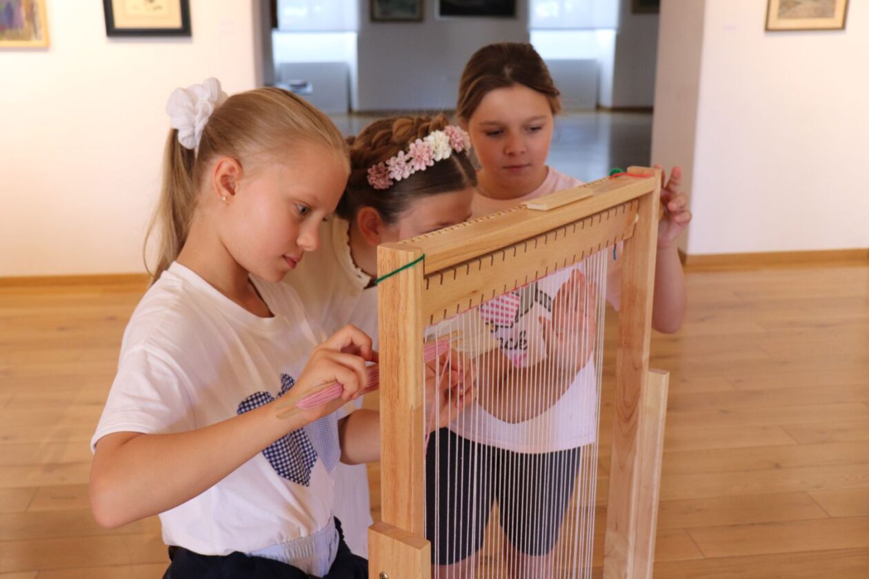 OŽIVLJENA BAŠTINA Djeca na tkalačkoj radionici izradila unikatne šalove (10)