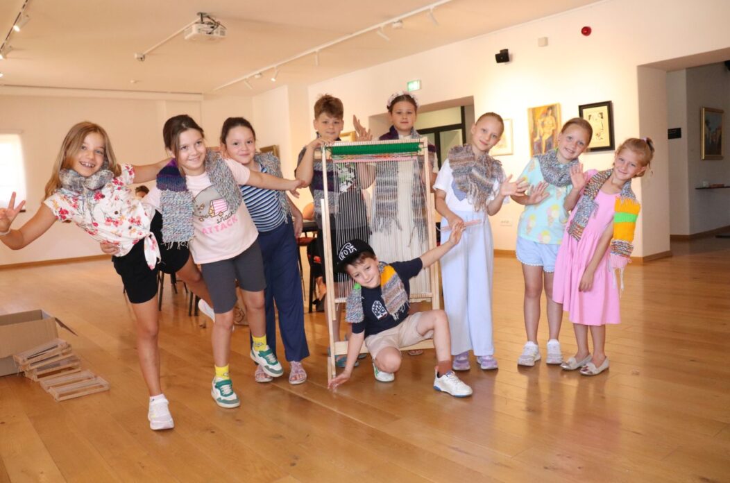 OŽIVLJENA BAŠTINA Djeca na tkalačkoj radionici izradila unikatne šalove (12)