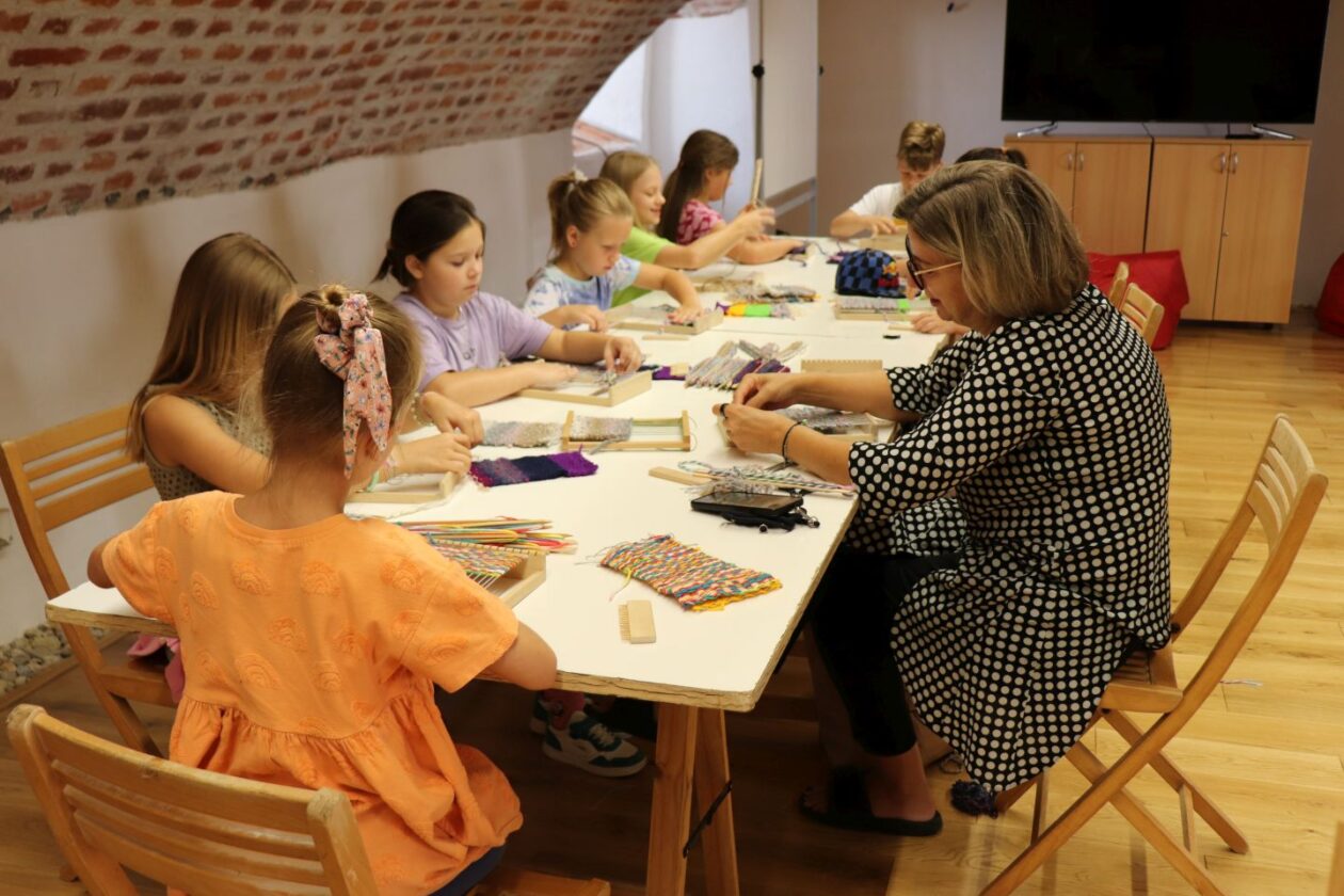 OŽIVLJENA BAŠTINA Djeca na tkalačkoj radionici izradila unikatne šalove (3)