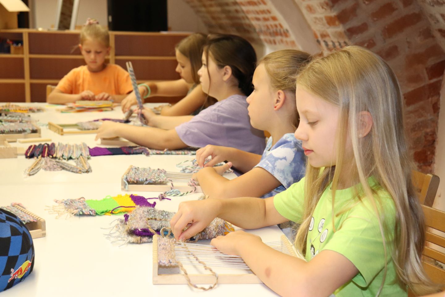 OŽIVLJENA BAŠTINA Djeca na tkalačkoj radionici izradila unikatne šalove (4)