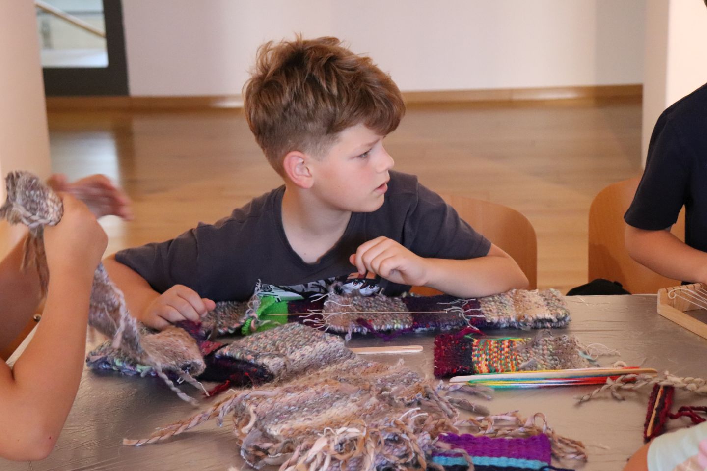 OŽIVLJENA BAŠTINA Djeca na tkalačkoj radionici izradila unikatne šalove (6)