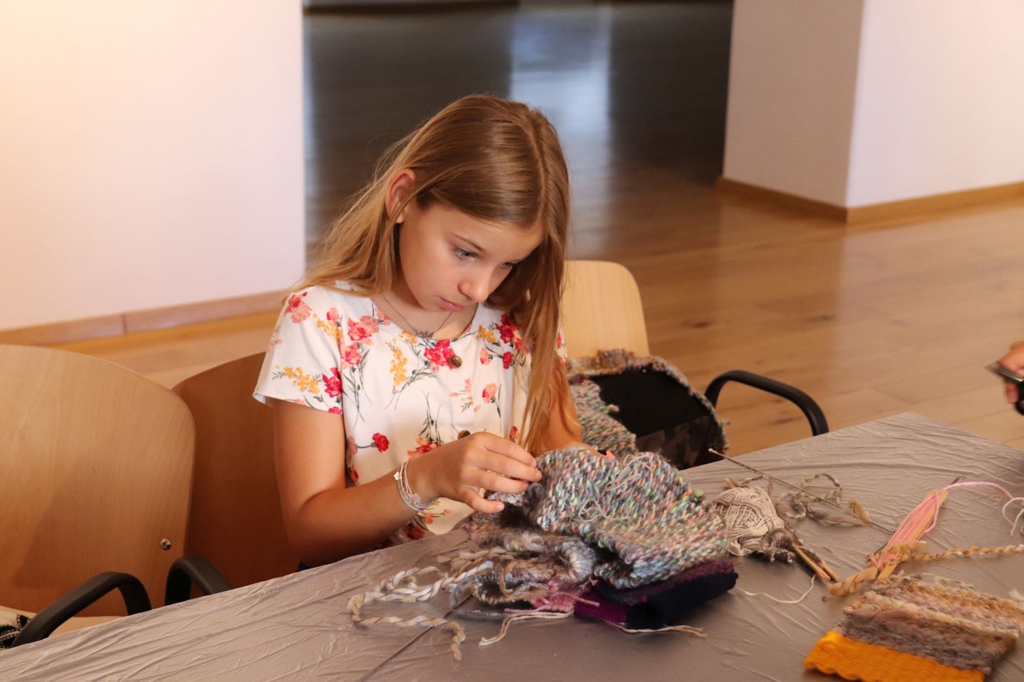 OŽIVLJENA BAŠTINA Djeca na tkalačkoj radionici izradila unikatne šalove (7)