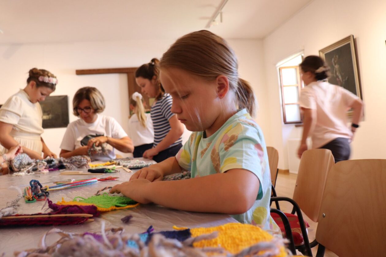 OŽIVLJENA BAŠTINA Djeca na tkalačkoj radionici izradila unikatne šalove (9)