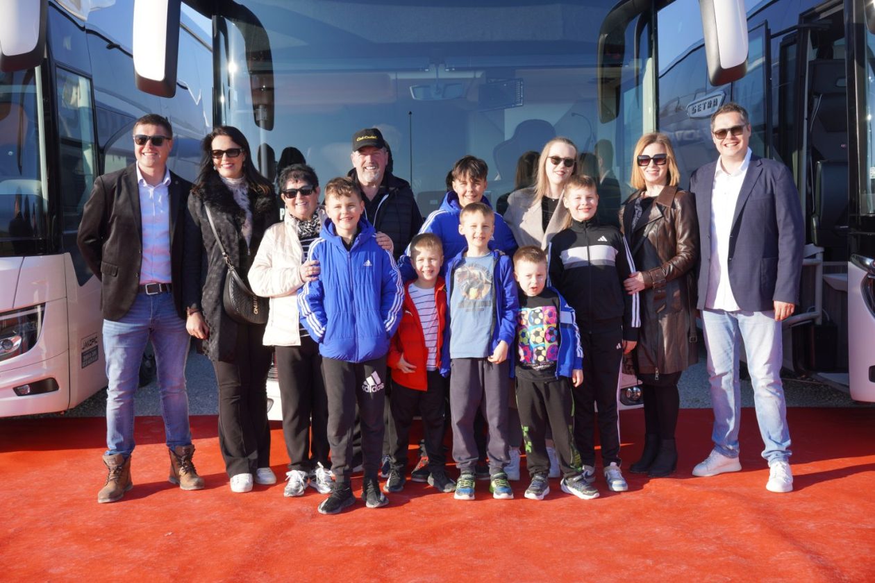 Obitelj Jakopić Travel promocija vozni park (144) Obitelj Jakopić Travel promocija vozni park (144)