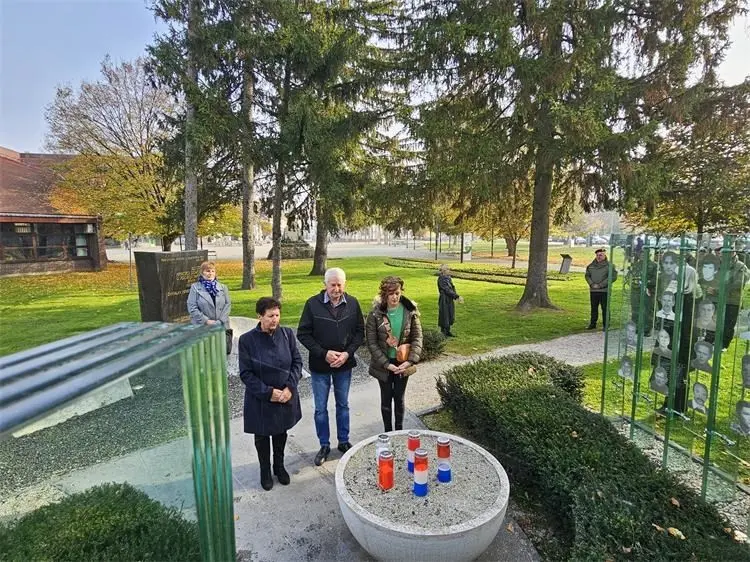 Odana počast poginulim i nestalim pripadnicima specijalne jedinice policije ‘Rode’ (19) Odana počast poginulim i nestalim pripadnicima specijalne jedinice policije ‘Rode’ (19)