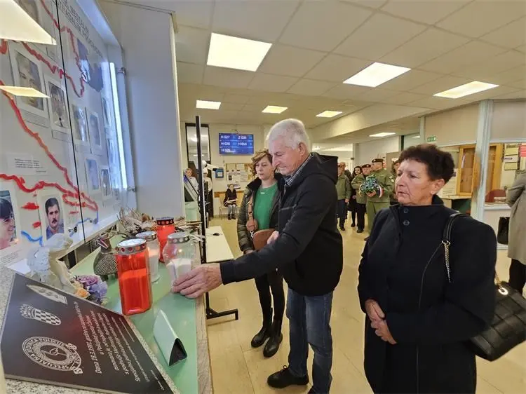 Odana počast poginulim i nestalim pripadnicima specijalne jedinice policije ‘Rode’ (6) Odana počast poginulim i nestalim pripadnicima specijalne jedinice policije ‘Rode’ (6)