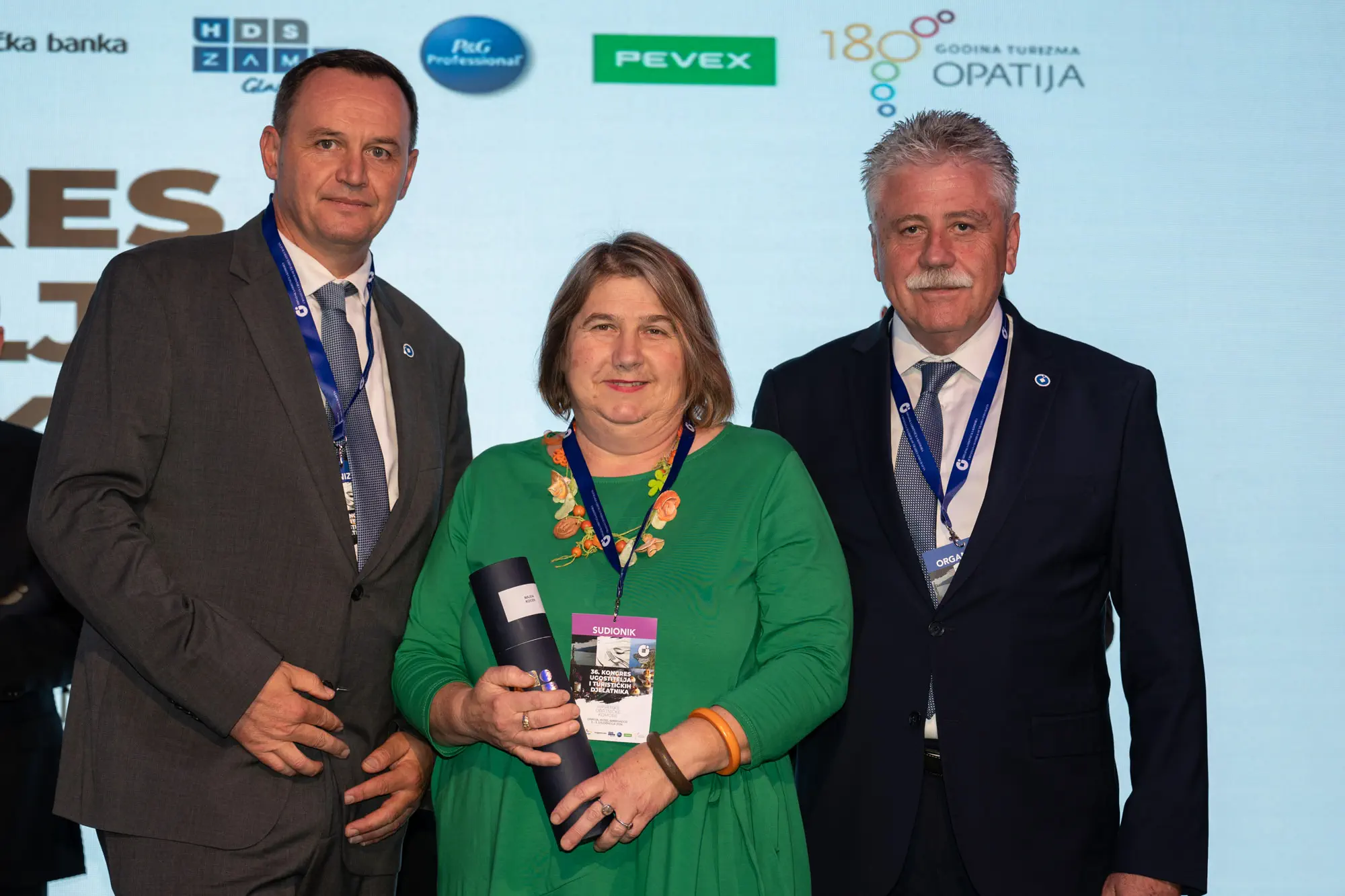 Održan 36. Kongres ugostitelja -Priznanje Hrvatske obrtničke komore dodijeljeno Majdi Kocen iz Štrigove (1) Održan 36. Kongres ugostitelja -Priznanje Hrvatske obrtničke komore dodijeljeno Majdi Kocen iz Štrigove (1)