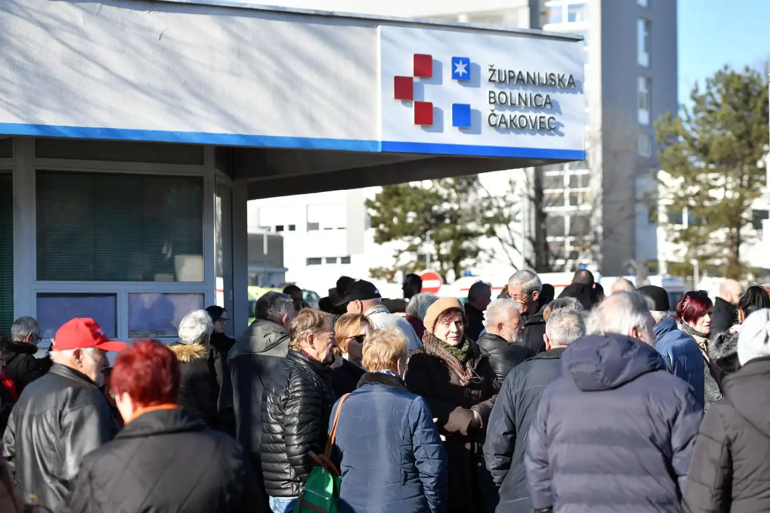 Okupljanje ispred Županijske Bolnice Čakovec 2025 (1)