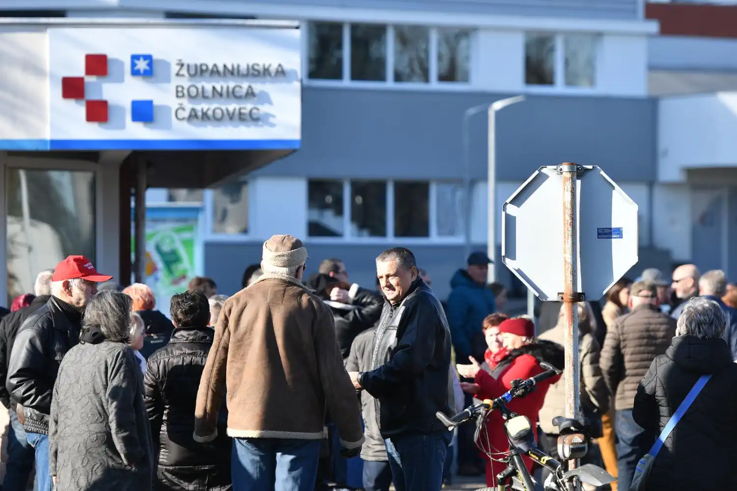 Okupljanje ispred Županijske Bolnice Čakovec 2025 (6)