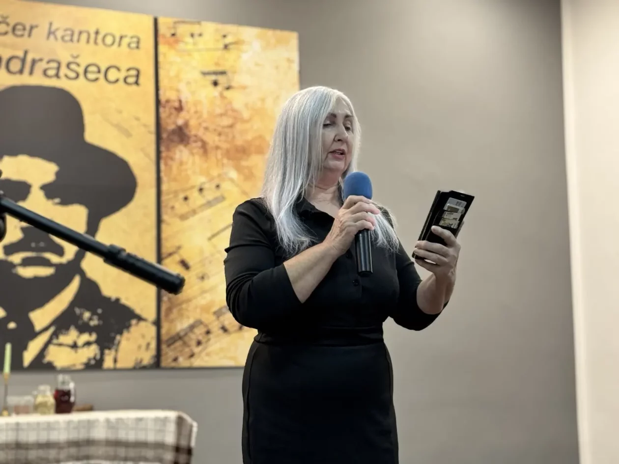 Opcina Dekanovec i Podturen zajedno s predsjednicom KUD-a Dekanovec, Lucijom Tomašek zapalili trecu adventsku svijecu (10)