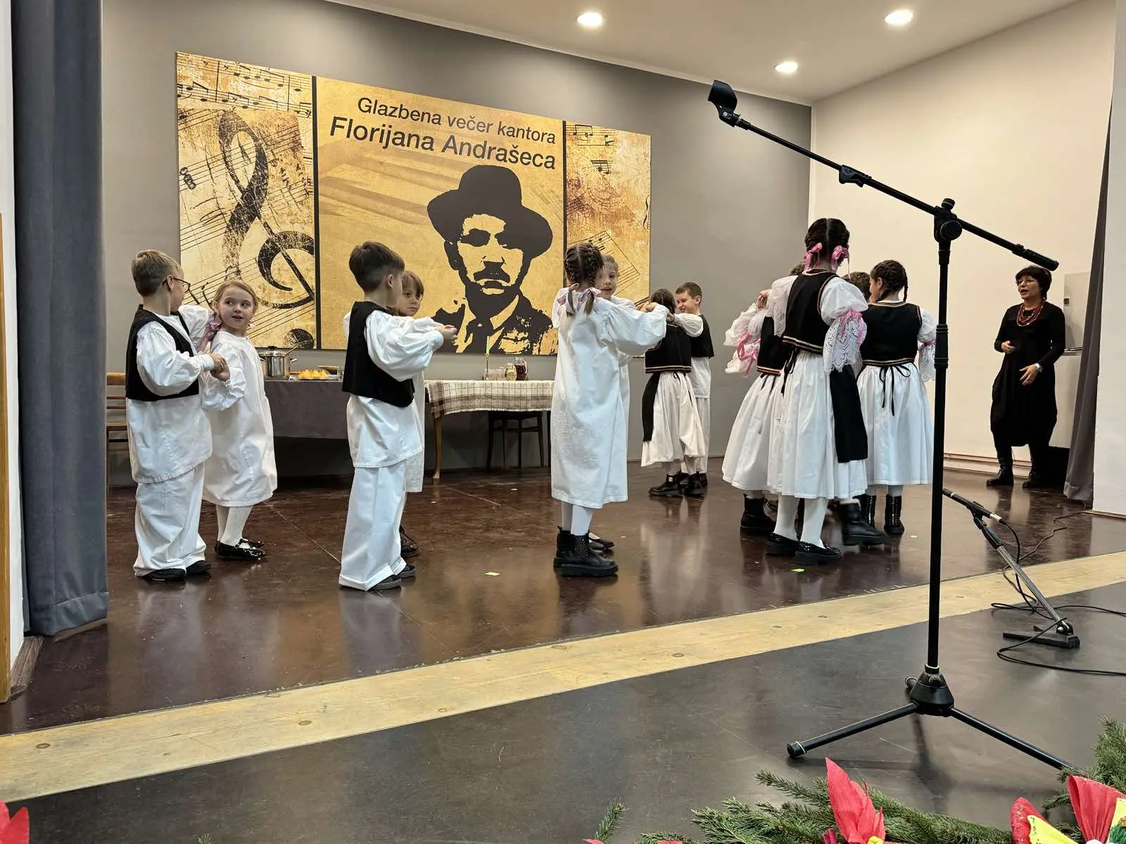 Opcina Dekanovec i Podturen zajedno s predsjednicom KUD-a Dekanovec, Lucijom Tomašek zapalili trecu adventsku svijecu (13) Opcina Dekanovec i Podturen zajedno s predsjednicom KUD-a Dekanovec, Lucijom Tomašek zapalili trecu adventsku svijecu (13)