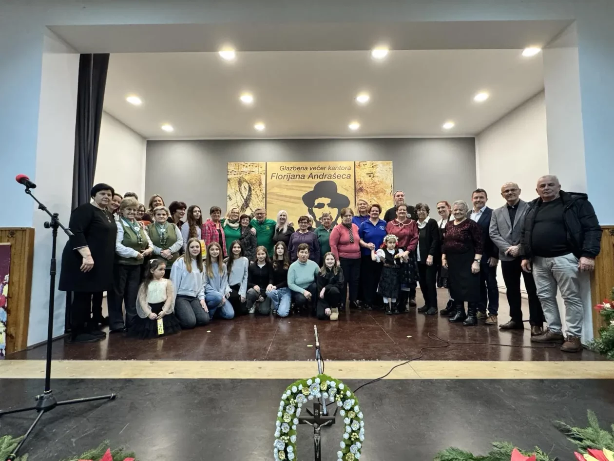 Opcina Dekanovec i Podturen zajedno s predsjednicom KUD-a Dekanovec, Lucijom Tomašek zapalili trecu adventsku svijecu (3)