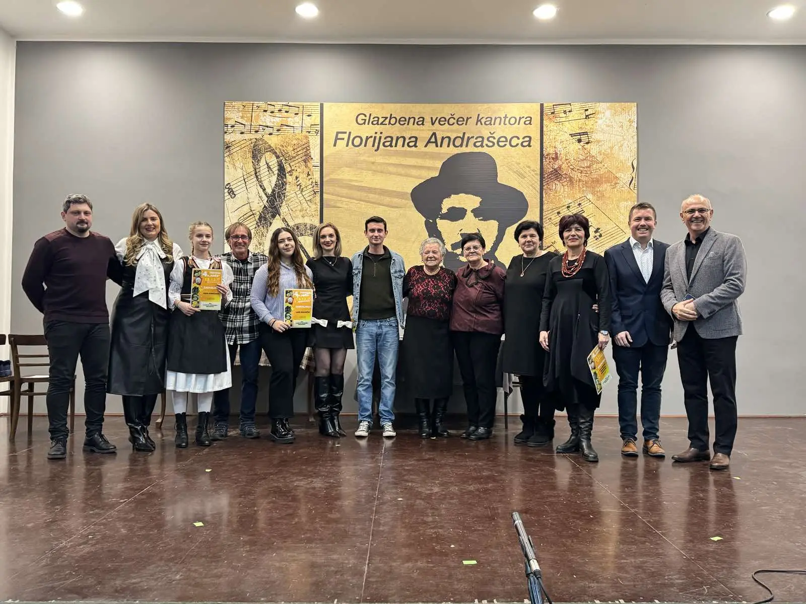 Opcina Dekanovec i Podturen zajedno s predsjednicom KUD-a Dekanovec, Lucijom Tomašek zapalili trecu adventsku svijecu (4) Opcina Dekanovec i Podturen zajedno s predsjednicom KUD-a Dekanovec, Lucijom Tomašek zapalili trecu adventsku svijecu (4)