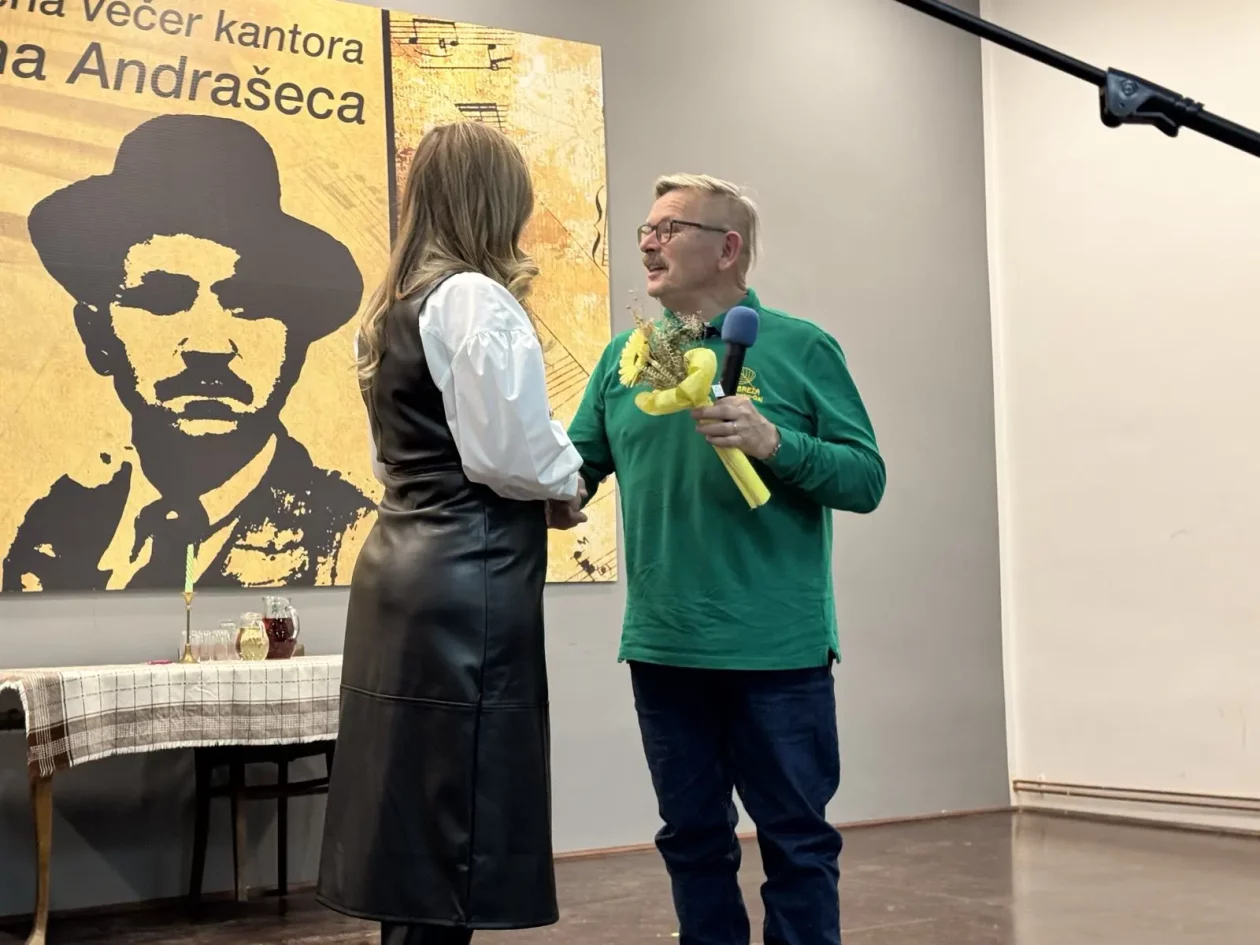 Opcina Dekanovec i Podturen zajedno s predsjednicom KUD-a Dekanovec, Lucijom Tomašek zapalili trecu adventsku svijecu (8)