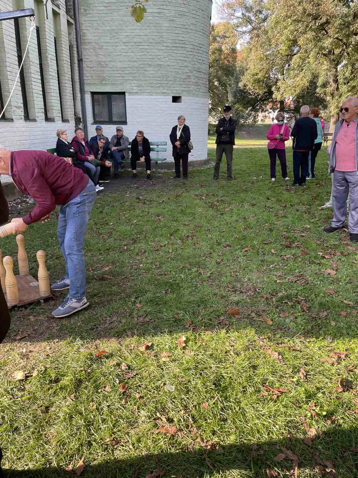 Otvorenje viseće kuglane u Perivoju Zrinskih Umirovljenici uživali u sportskom druženju (15) Otvorenje viseće kuglane u Perivoju Zrinskih Umirovljenici uživali u sportskom druženju (15)