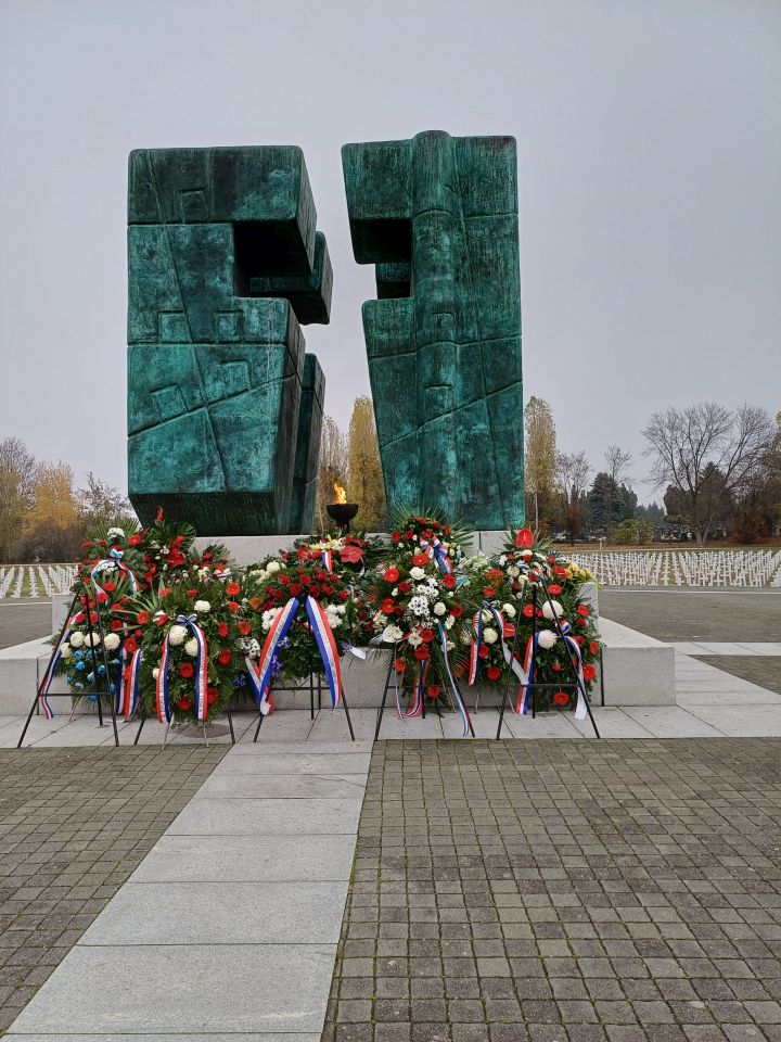 PALOVČANI U VUKOVARU Put zahvalnosti prema herojima Domovinskog rata (3) PALOVČANI U VUKOVARU Put zahvalnosti prema herojima Domovinskog rata (3)