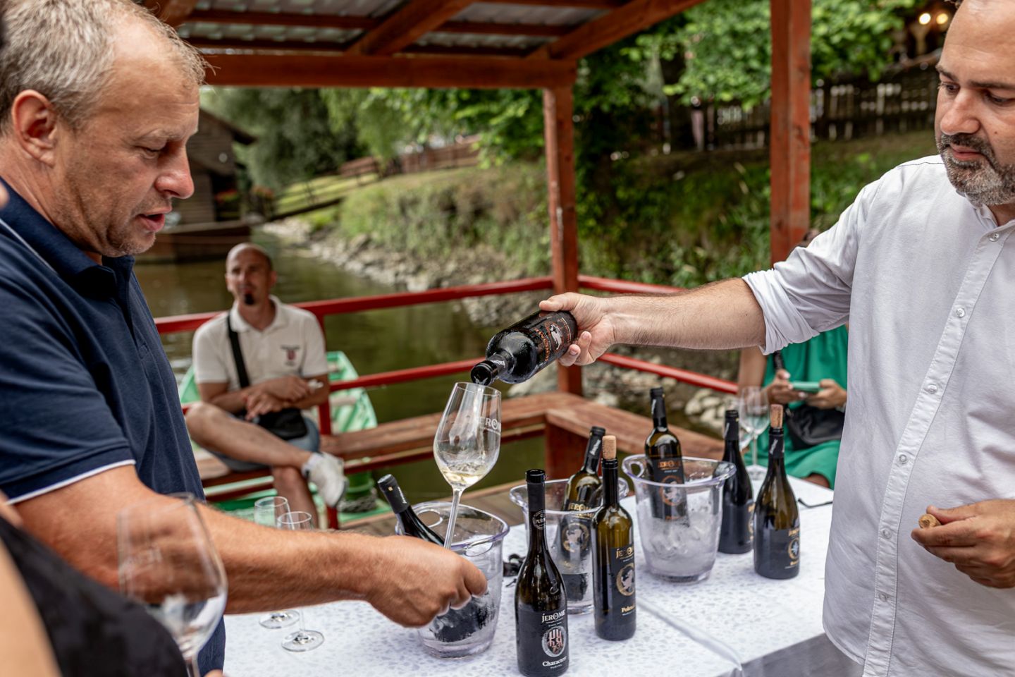 PETAK ZA PAMĆENJE Vino, domaći zalogaji i glazba oživjeli Mlinarsku kuću (14) PETAK ZA PAMĆENJE Vino, domaći zalogaji i glazba oživjeli Mlinarsku kuću (14)
