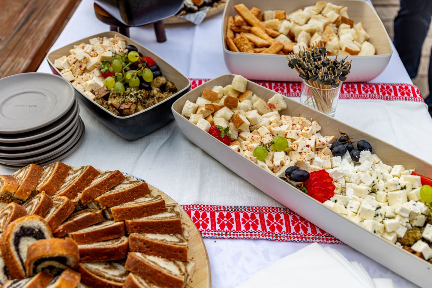 PETAK ZA PAMĆENJE Vino, domaći zalogaji i glazba oživjeli Mlinarsku kuću (15) PETAK ZA PAMĆENJE Vino, domaći zalogaji i glazba oživjeli Mlinarsku kuću (15)