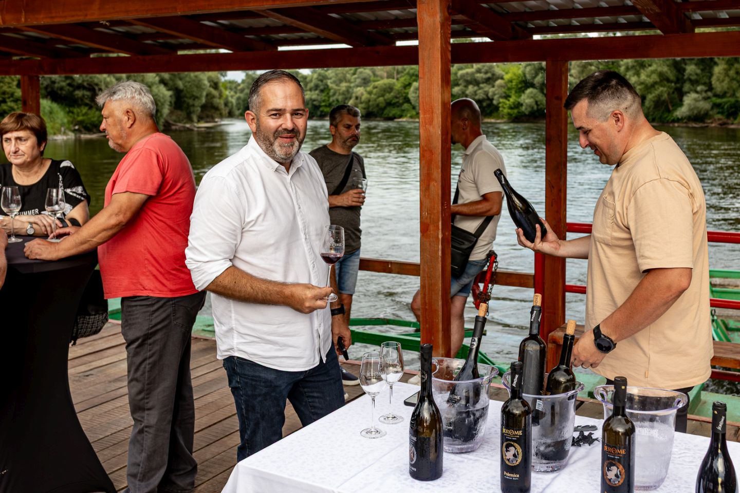 PETAK ZA PAMĆENJE Vino, domaći zalogaji i glazba oživjeli Mlinarsku kuću (17) PETAK ZA PAMĆENJE Vino, domaći zalogaji i glazba oživjeli Mlinarsku kuću (17)