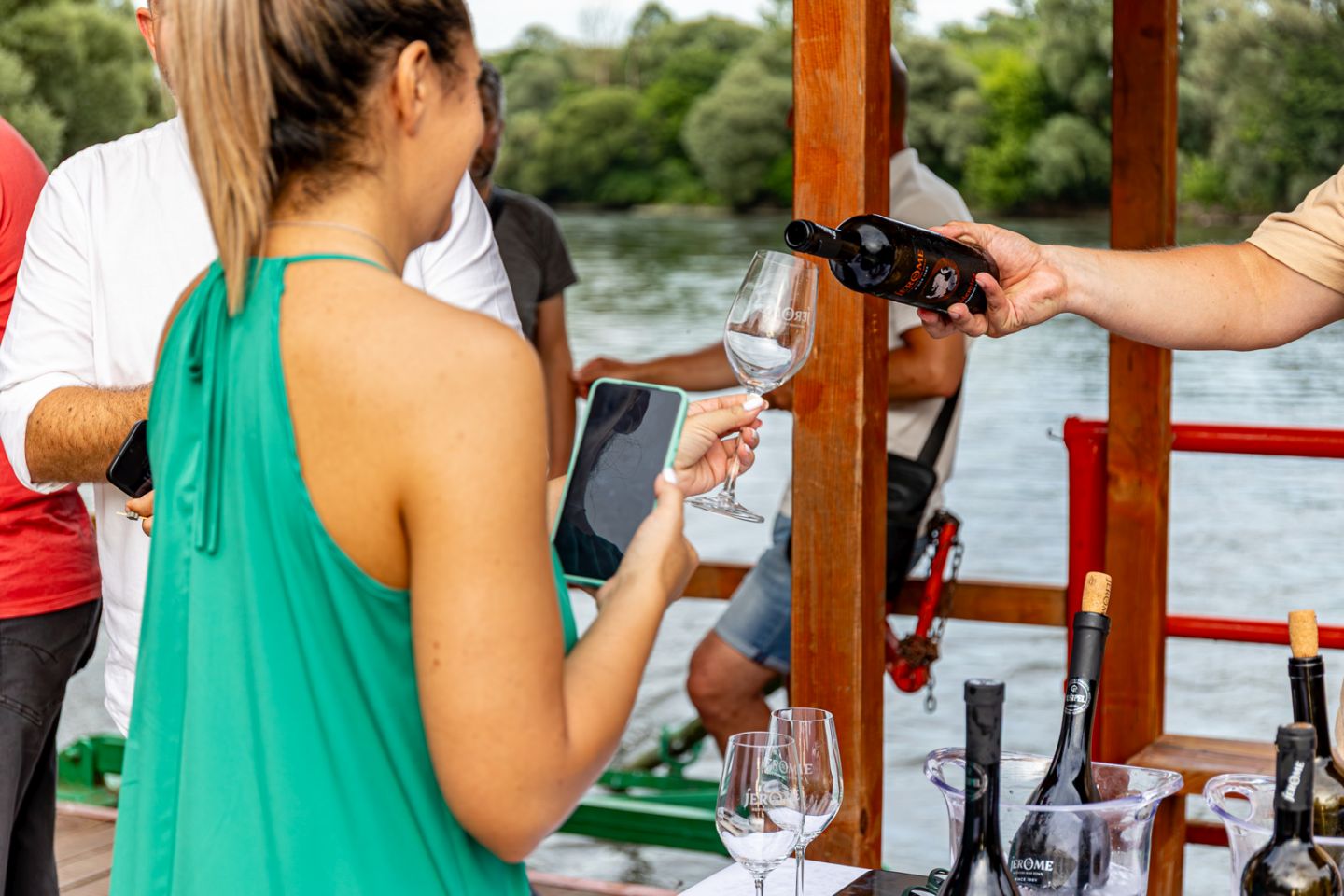 PETAK ZA PAMĆENJE Vino, domaći zalogaji i glazba oživjeli Mlinarsku kuću (18) PETAK ZA PAMĆENJE Vino, domaći zalogaji i glazba oživjeli Mlinarsku kuću (18)