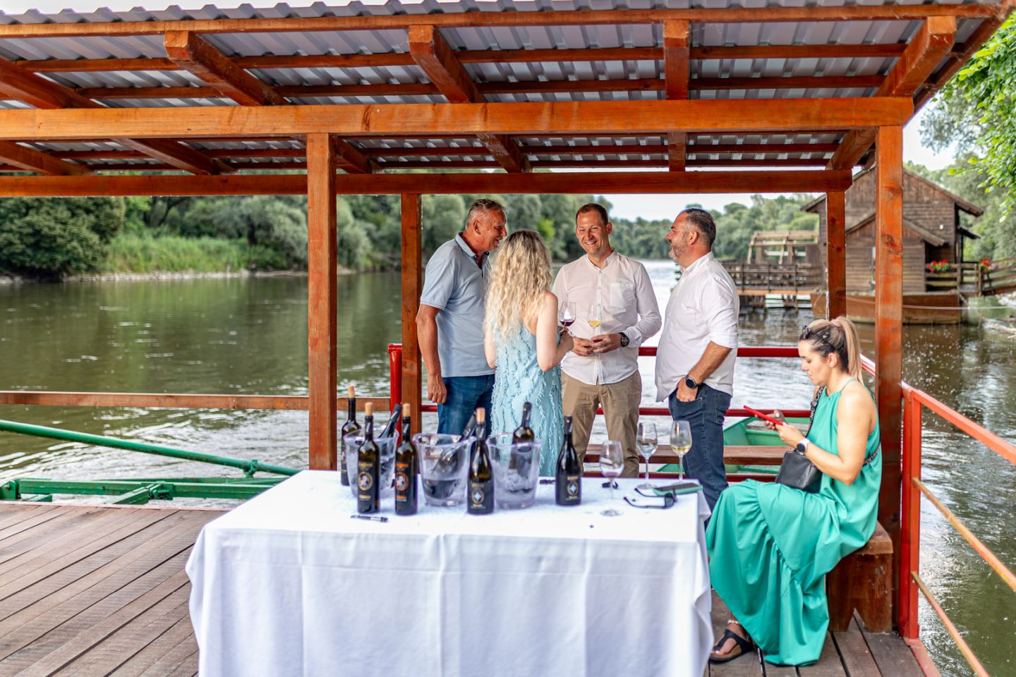 PETAK ZA PAMĆENJE Vino, domaći zalogaji i glazba oživjeli Mlinarsku kuću (20) PETAK ZA PAMĆENJE Vino, domaći zalogaji i glazba oživjeli Mlinarsku kuću (20)