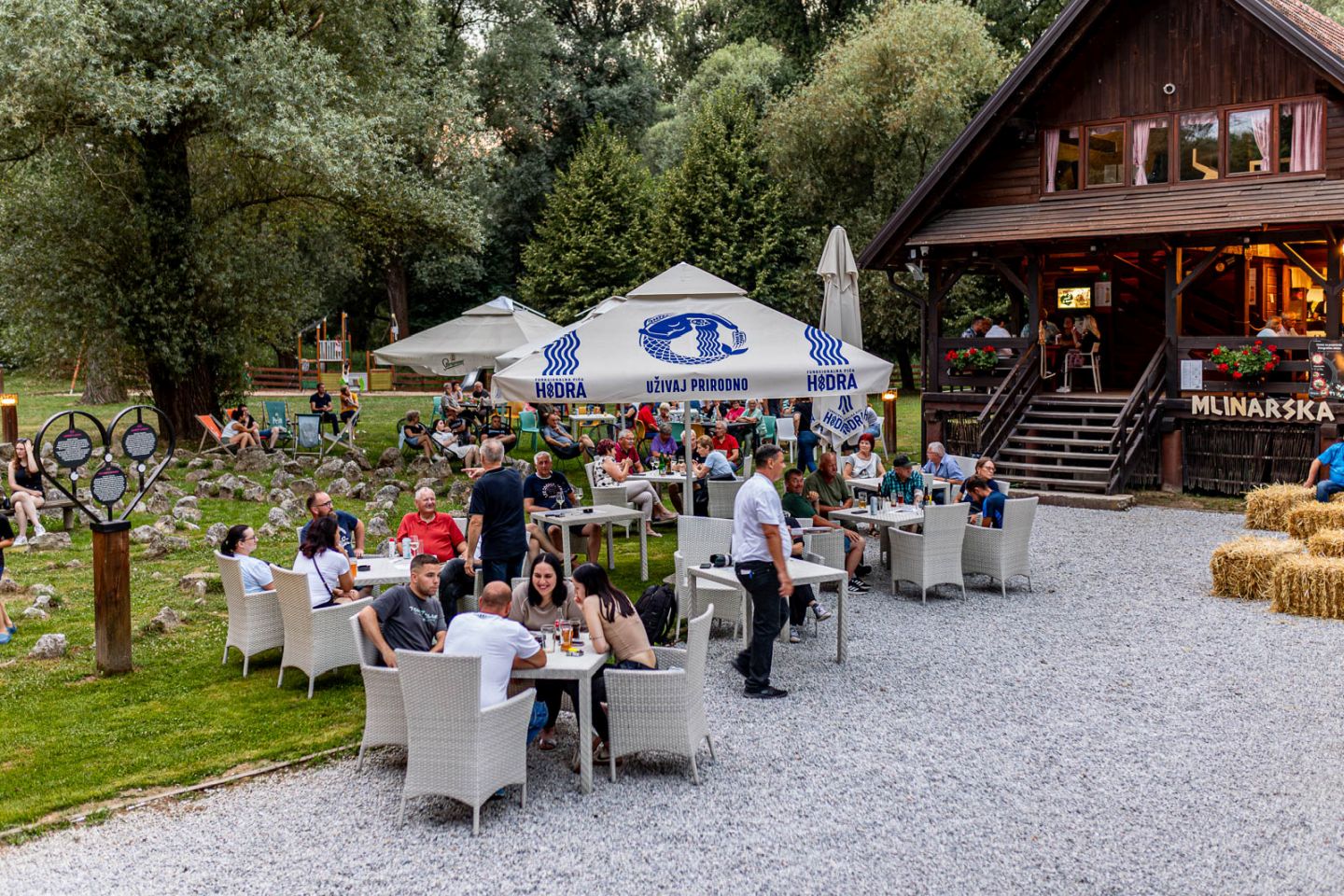 PETAK ZA PAMĆENJE Vino, domaći zalogaji i glazba oživjeli Mlinarsku kuću (21) PETAK ZA PAMĆENJE Vino, domaći zalogaji i glazba oživjeli Mlinarsku kuću (21)