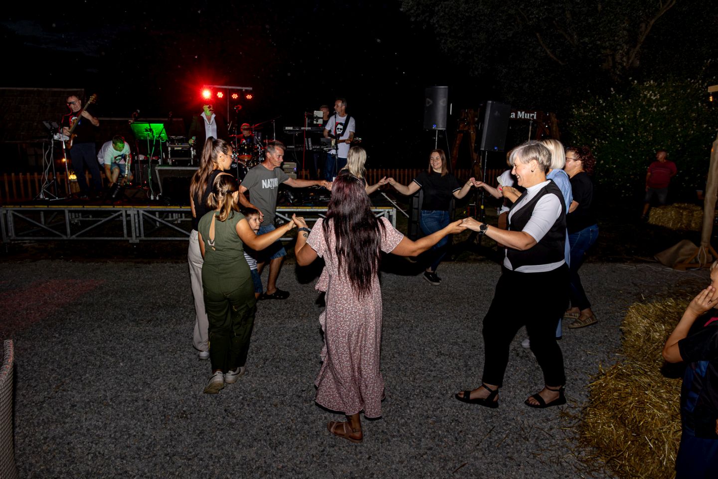 PETAK ZA PAMĆENJE Vino, domaći zalogaji i glazba oživjeli Mlinarsku kuću (5) PETAK ZA PAMĆENJE Vino, domaći zalogaji i glazba oživjeli Mlinarsku kuću (5)