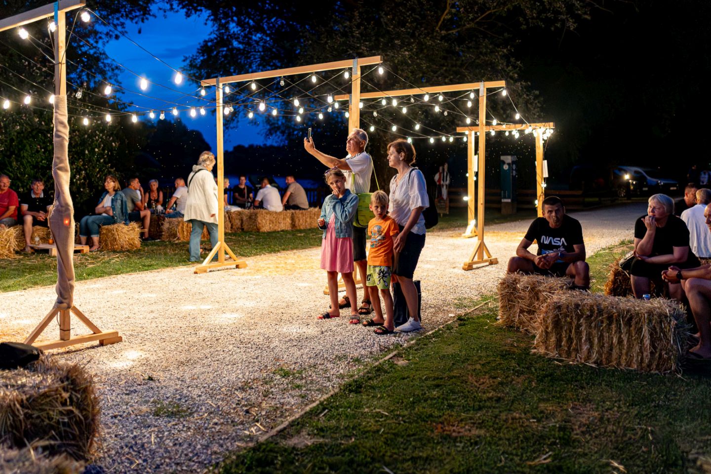 PETAK ZA PAMĆENJE Vino, domaći zalogaji i glazba oživjeli Mlinarsku kuću (6) PETAK ZA PAMĆENJE Vino, domaći zalogaji i glazba oživjeli Mlinarsku kuću (6)