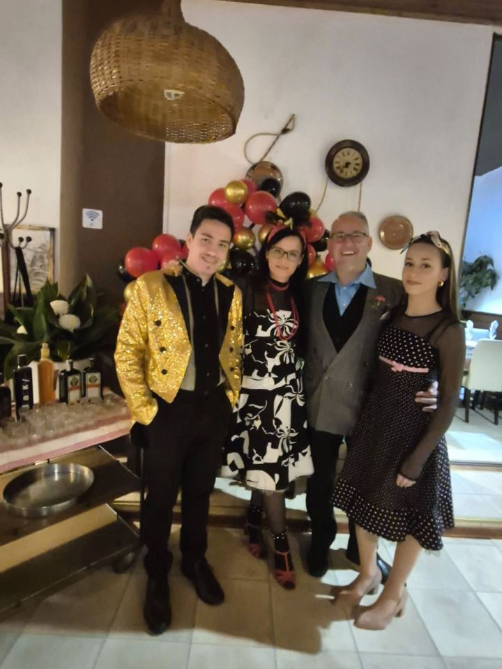 PETRO DUNJKO Kafanska retro večer pretvorila njegov rođendan u spektakl (2) PETRO DUNJKO Kafanska retro večer pretvorila njegov rođendan u spektakl (2)