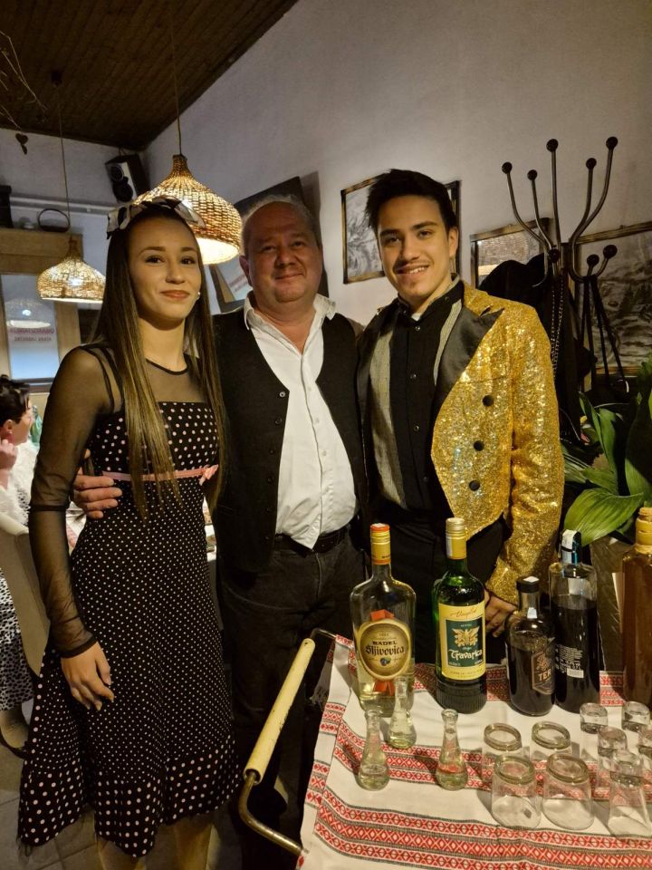 PETRO DUNJKO Kafanska retro večer pretvorila njegov rođendan u spektakl (3) PETRO DUNJKO Kafanska retro večer pretvorila njegov rođendan u spektakl (3)