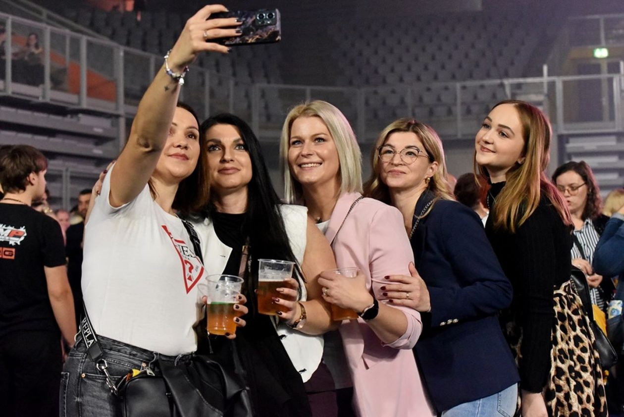 PLAVI ORKESTAR Arena prepuna emocija, nostalgije i dobrih vibracija (14)