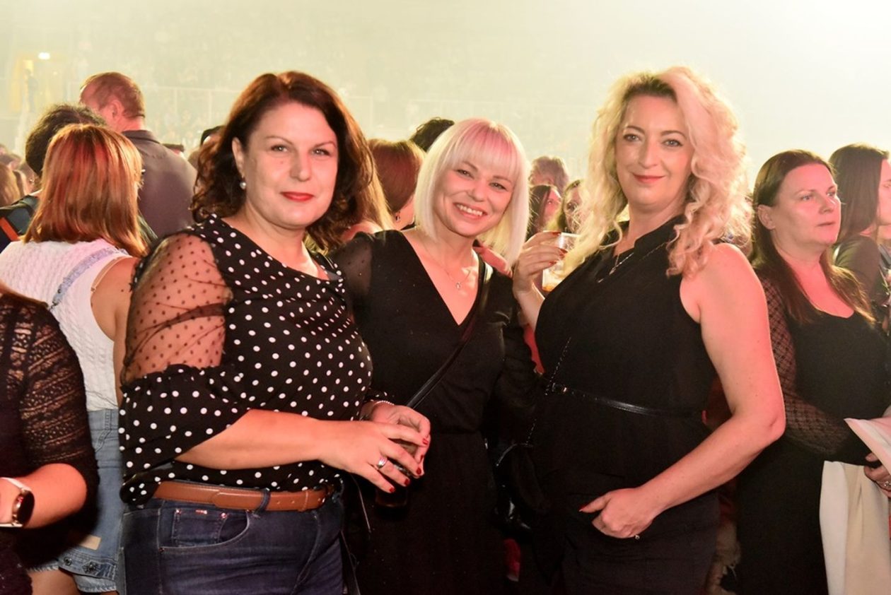 PLAVI ORKESTAR Arena prepuna emocija, nostalgije i dobrih vibracija (16)