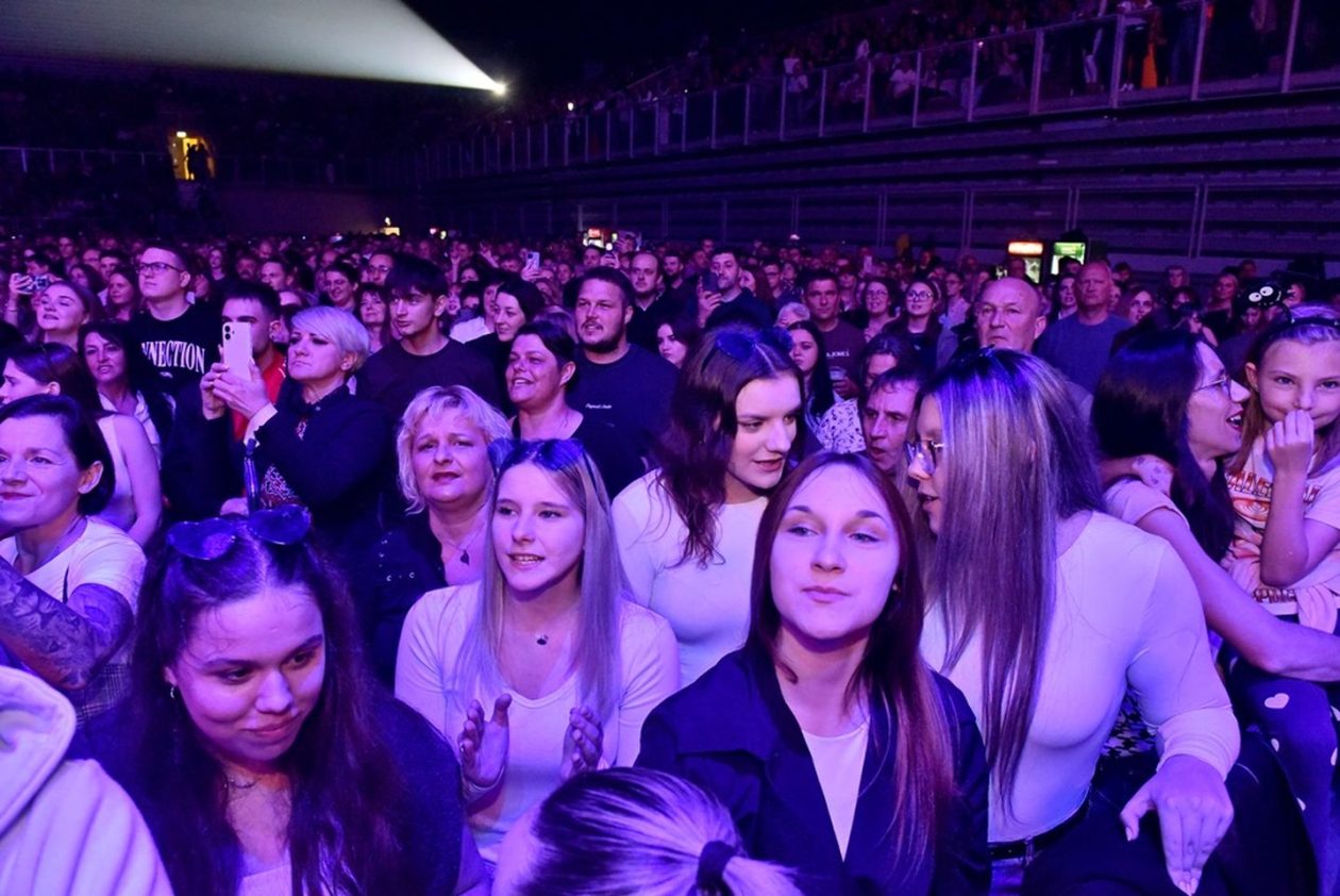 PLAVI ORKESTAR Arena prepuna emocija, nostalgije i dobrih vibracija (7)