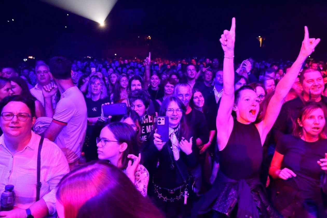 PLAVI ORKESTAR Arena prepuna emocija, nostalgije i dobrih vibracija (8)