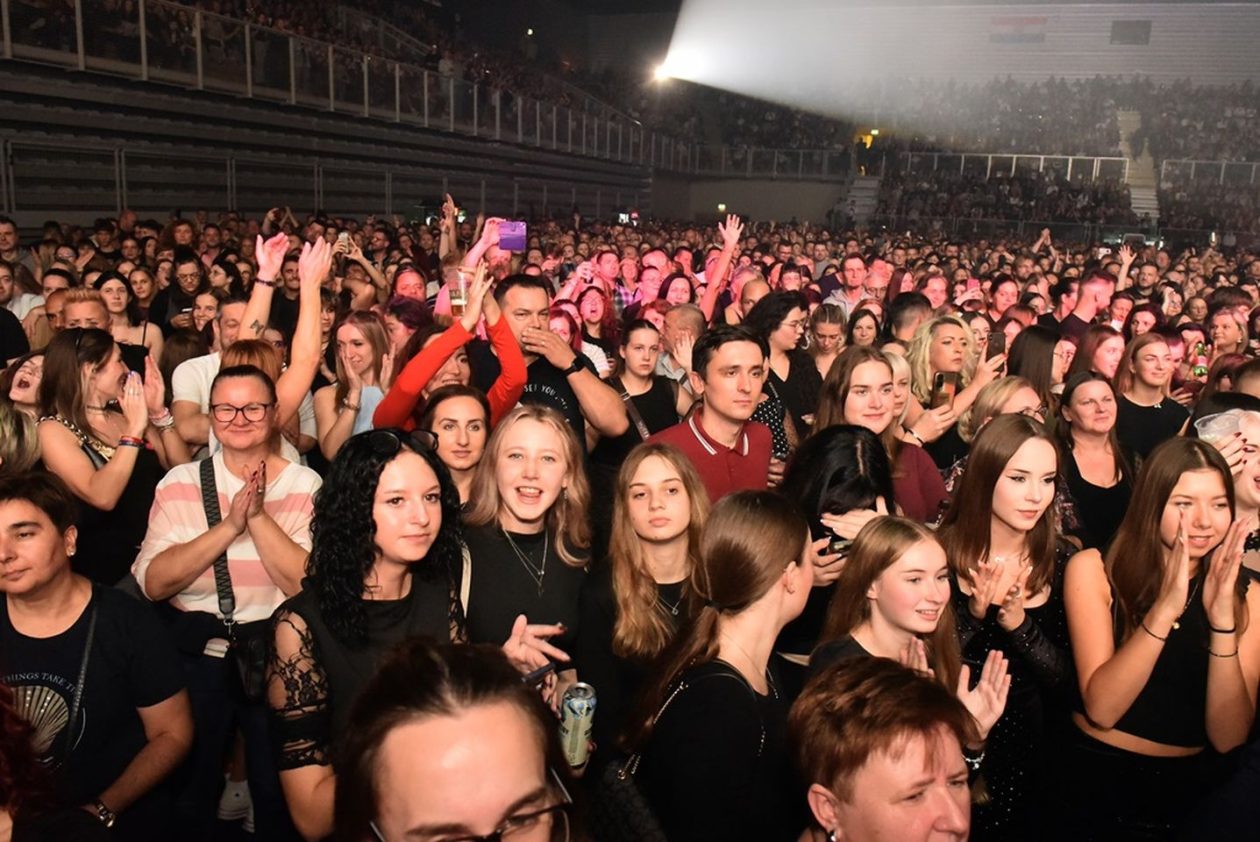 PLAVI ORKESTAR Arena prepuna emocija, nostalgije i dobrih vibracija (9)