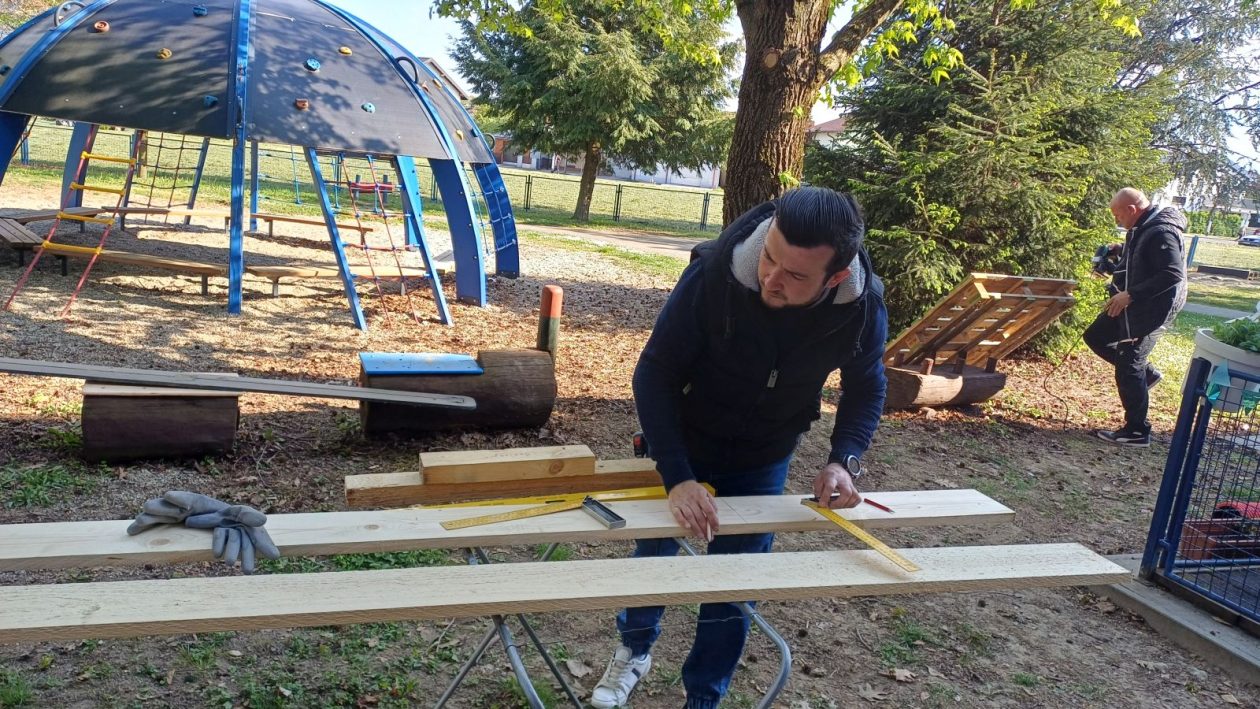 PO VJEVERICA Roditelji i odgojiteljice uredili dvorište vrtića povodom Dana planeta Zemlje (1)