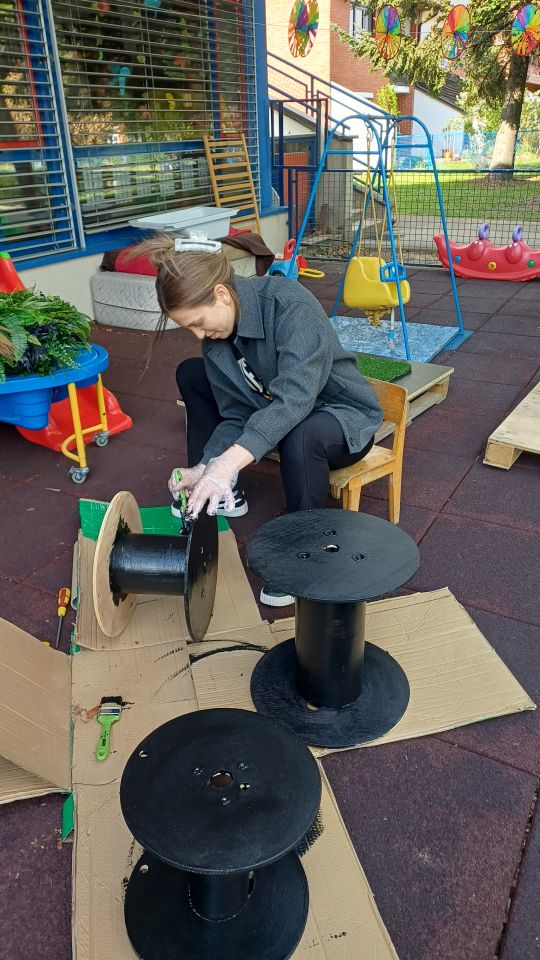 PO VJEVERICA Roditelji i odgojiteljice uredili dvorište vrtića povodom Dana planeta Zemlje (10)