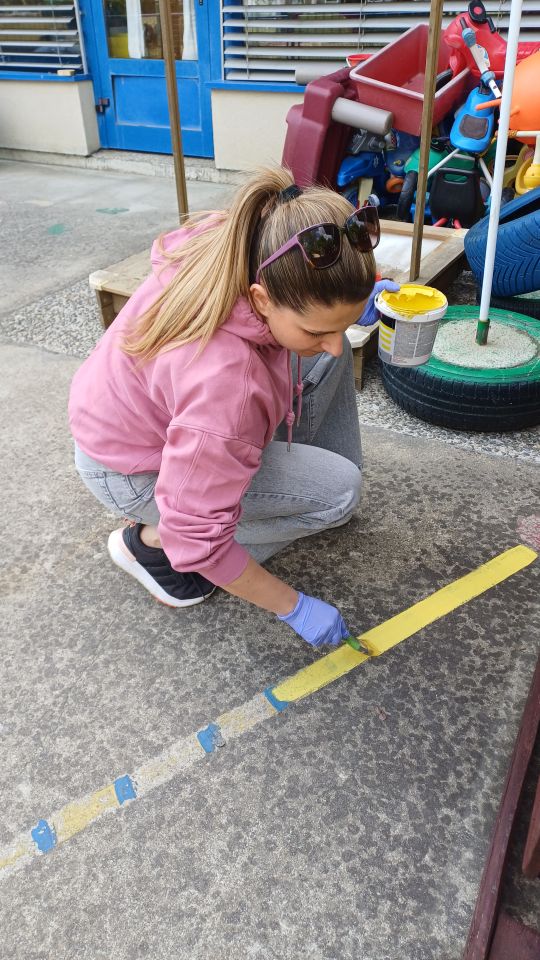 PO VJEVERICA Roditelji i odgojiteljice uredili dvorište vrtića povodom Dana planeta Zemlje (11)