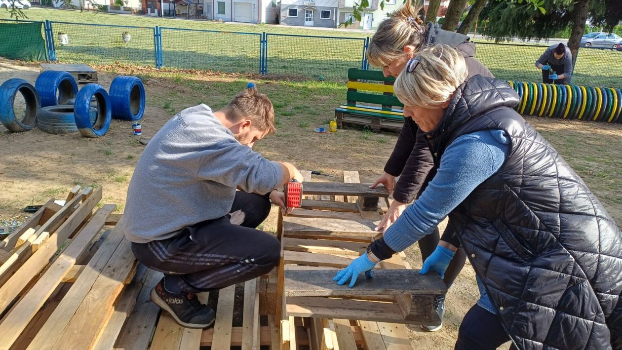 PO VJEVERICA Roditelji i odgojiteljice uredili dvorište vrtića povodom Dana planeta Zemlje (4)