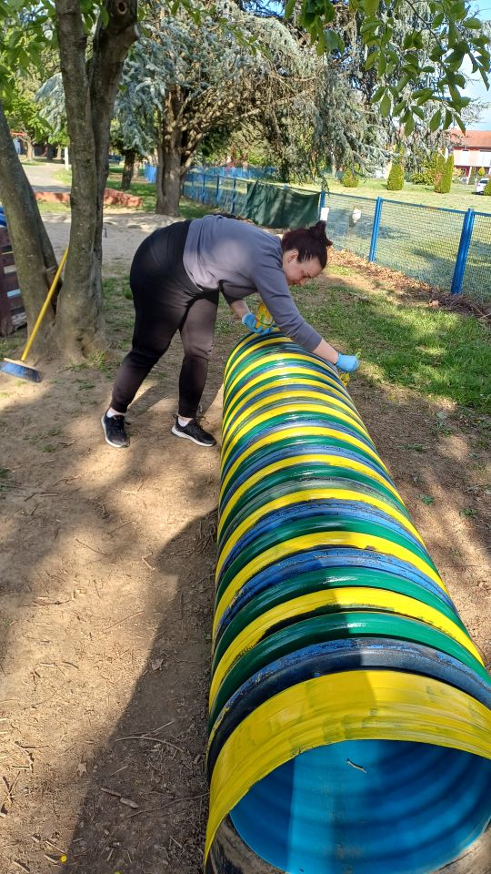 PO VJEVERICA Roditelji i odgojiteljice uredili dvorište vrtića povodom Dana planeta Zemlje (5)