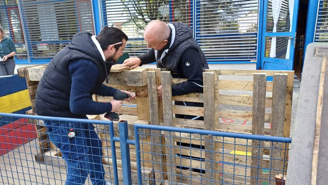 PO VJEVERICA Roditelji i odgojiteljice uredili dvorište vrtića povodom Dana planeta Zemlje (7)