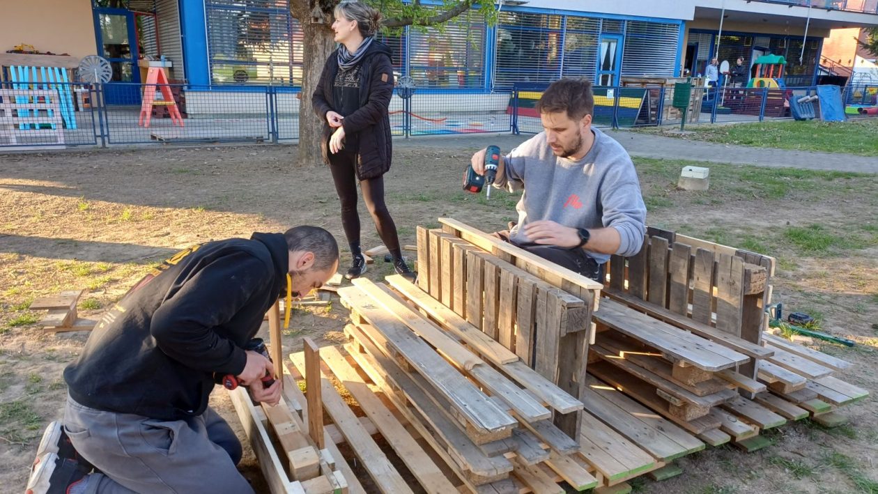 PO VJEVERICA Roditelji i odgojiteljice uredili dvorište vrtića povodom Dana planeta Zemlje (9)