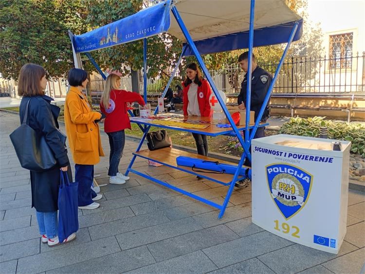 POLICIJA I CRVENI KRIŽ Mobilnim centrom obilježili Europski dan suzbijanja trgovanja ljudima (1)