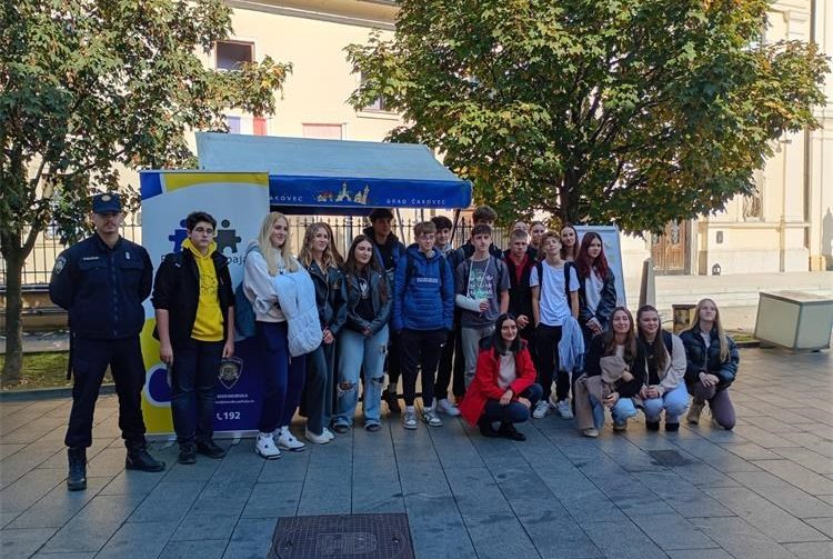 POLICIJA I CRVENI KRIŽ Mobilnim centrom obilježili Europski dan suzbijanja trgovanja ljudima (3)