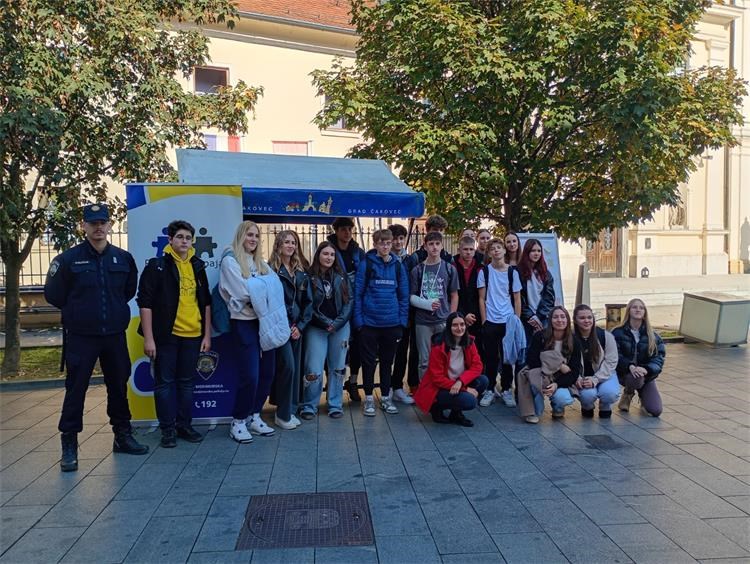 POLICIJA I CRVENI KRIŽ Mobilnim centrom obilježili Europski dan suzbijanja trgovanja ljudima (3)