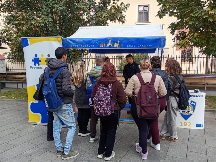 POLICIJA I CRVENI KRIŽ Mobilnim centrom obilježili Europski dan suzbijanja trgovanja ljudima (4)