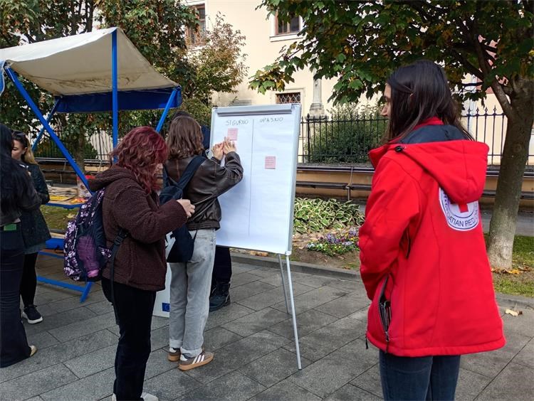 POLICIJA I CRVENI KRIŽ Mobilnim centrom obilježili Europski dan suzbijanja trgovanja ljudima (5)